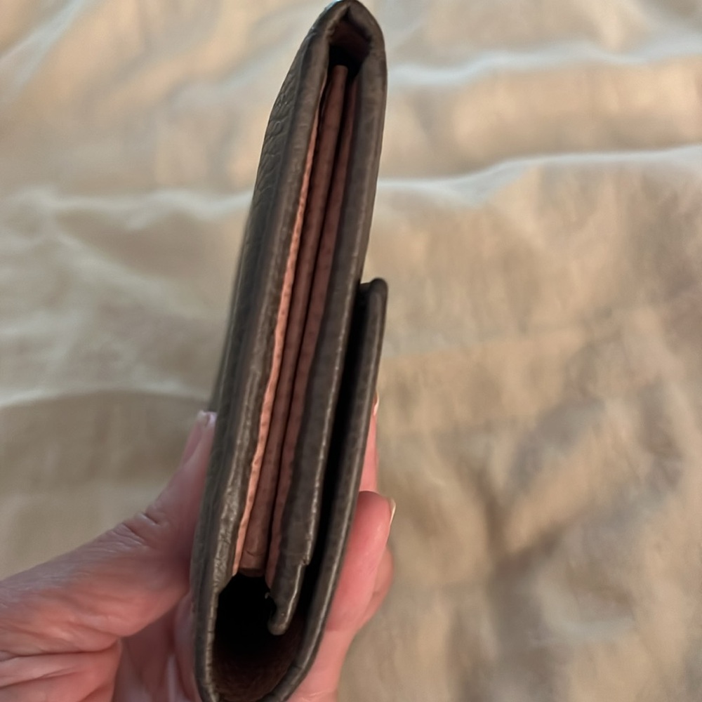 GUCCI. CLASSIC. Fits a Apple iPhone perfectly!!! Euc. - Picture 9 of 14